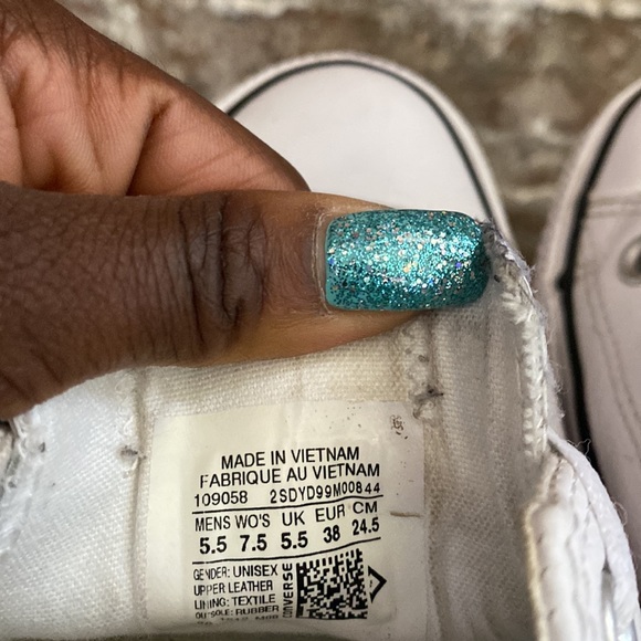 Pre-loved white leather material low top chucks (converse) original shoe strings - Picture 4 of 6